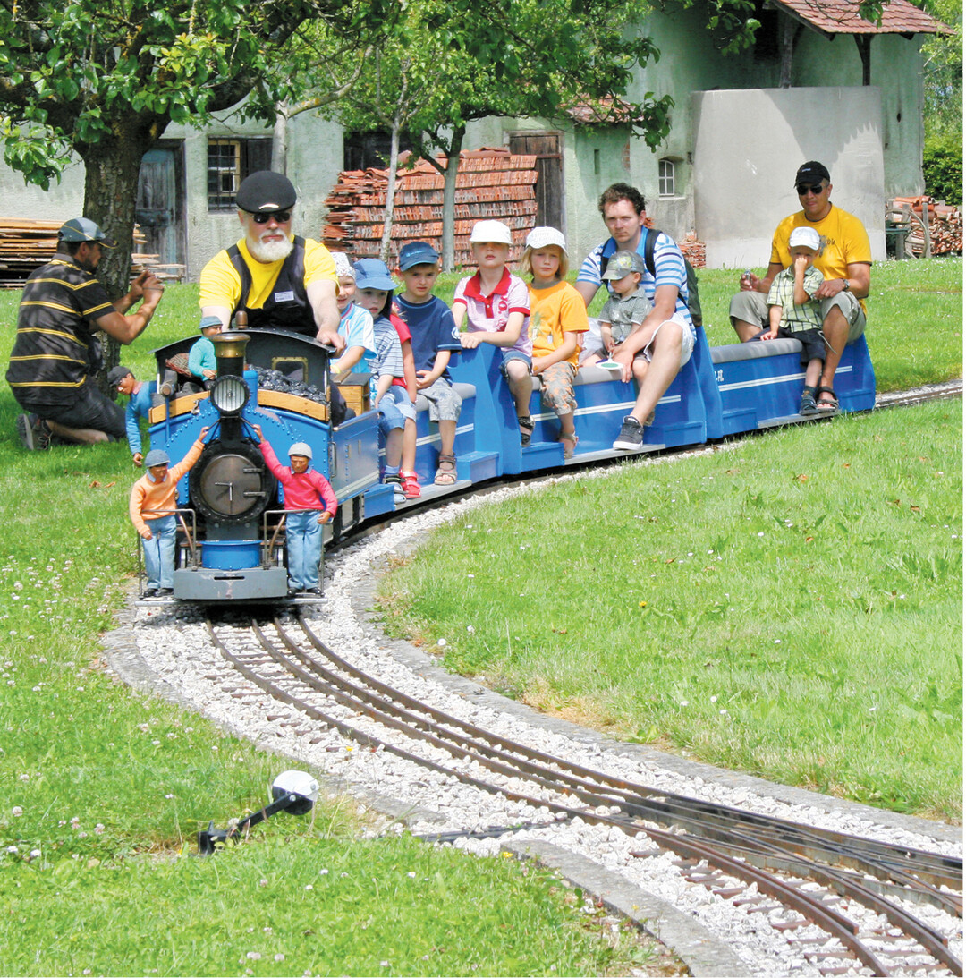 Das Oberschwäbische Museumsdorf Kürnbach lädt am Sonntag, 14. April, zum Frühlingsmarkt mit Saatgut, Pflänzle und alten Sorten ein. Papas und Nachwuchs können die Fahrt mit der Minidampfbahn genießen. Ab 12. Mai startet für Technikfans die Ausstellung Dieselross und Pferdestärken" über die Motorisierung der oberschwäbischen Landwirtschaft. Infos zum Jahresprogramm: www.museumsdorf-kuernbach.de