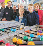 Drei Generationen stehen hinter der Eierfärberei Beham, die derzeit von Markus Rothermel (2. v. l.) und seiner Frau Inge (r.) geführt wird. Der Familienzusammenhalt ist Gold wert.