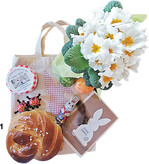 Tasche mit der Osterüberraschung: Neben einem selbstgebackenem Hefeknoten und einer Karte durften auch ein Blumengruß sowie Süßes nicht fehlen.