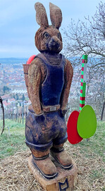 Unterwegs auf dem Metzinger Osterpfad. Neben vielen österlichen Dekorationen gibt es viele Mitmachstationen für kleine Wanderer. Der Weg ist barrierefrei.