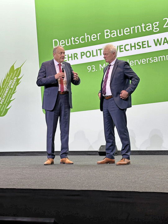 Deutscher Bauerntag 2025 in Berlin: DBV-Prsident Joachim Rukwied trifft Bundeslandwirtschaftsminister Alois Rainer (r.).