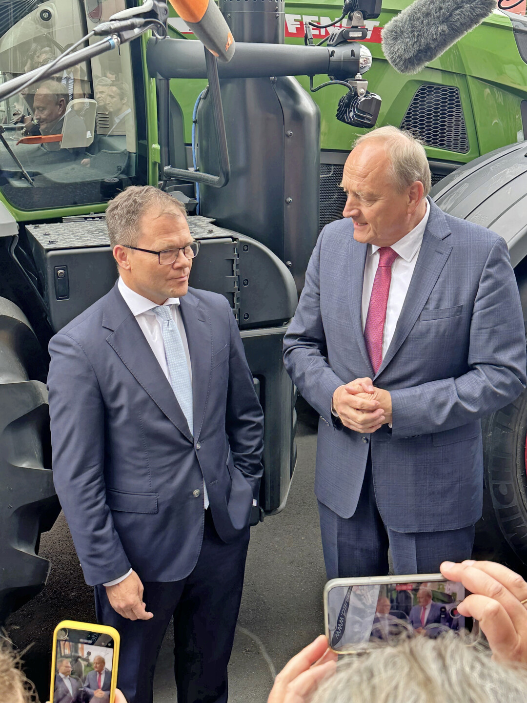 Deutscher Bauerntag 2025 in Berlin: DBV-Prsident Joachim Rukwied trifft Bundesumweltminister Carsten Schneider (l.).