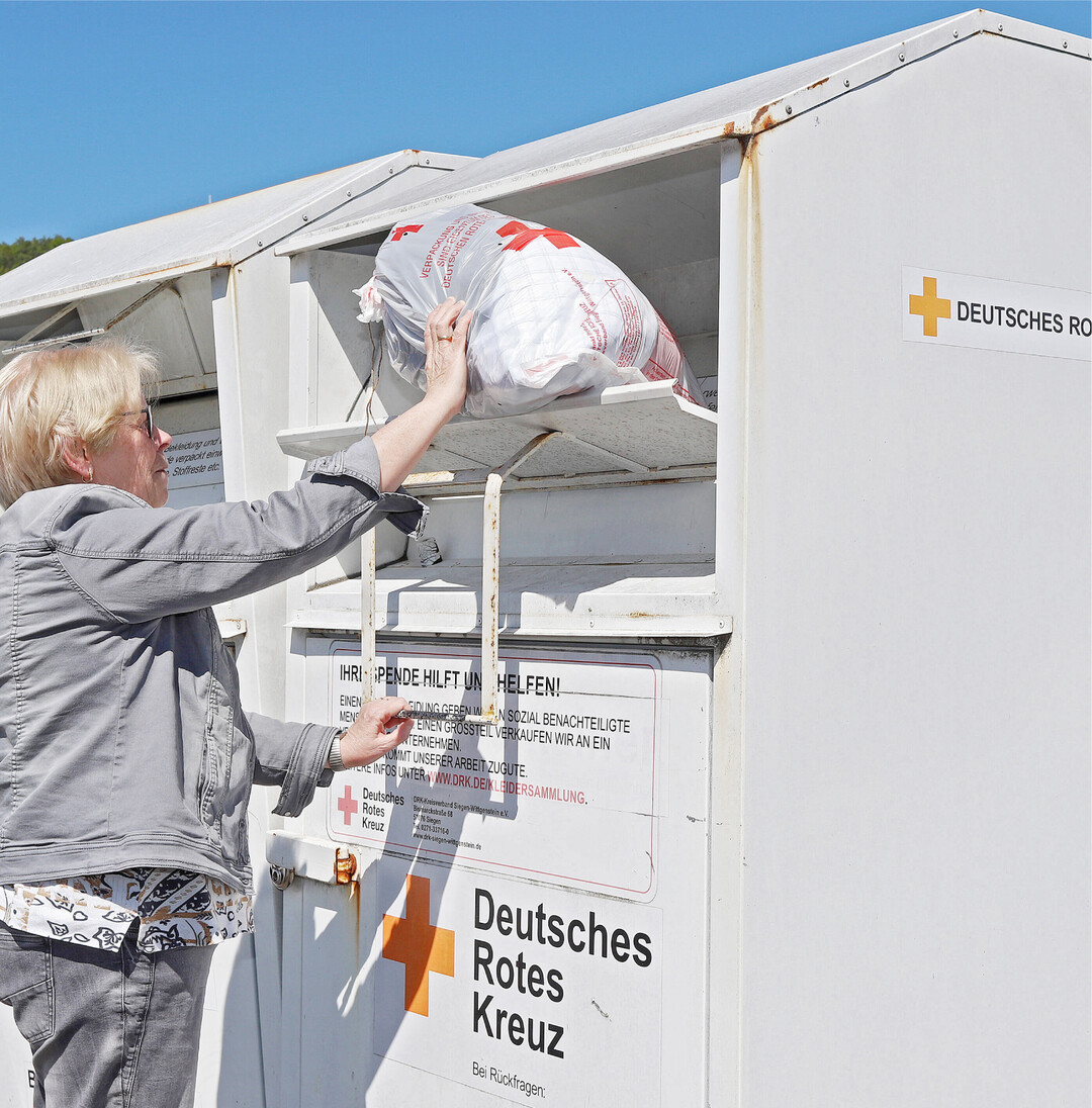 Weniger Altkleider exportiert Deutschland hat im Jahr 2022 rund 462 500 Tonnen Altkleider und andere gebrauchte Textilwaren exportiert. Das waren 10,7 Prozent weniger als im Jahr zuvor, wie das Statistische Bundesamt mitteilt. Umgerechnet auf die Zahl der Bevlkerung hierzulande entsprche das einer exportierten Menge gebrauchter Textilien von 5,5 Kilogramm pro Kopf im Jahr 2022. Rund ein Drittel der Exporte gebrauchter Textilwaren aus Deutschland ging 2022 in die beiden Nachbarstaaten Polen (16,9 Prozent) und die Niederlande (15,2 Prozent). Weitere wichtige Abnehmer waren Belgien (5,9 Prozent), die Vereinigten Arabischen Emirate (5,8 Prozent) und die Trkei (5,3 Prozent). Der Exportweg ins Ausland ist nur einer von vielen fr aussortierte Altkleider und gebrauchte Textilwaren. Was nicht direkt auf dem Second-Hand-Markt oder ber private Altkleidersammlungen bei Gewerbebetrieben oder karitativen Einrichtungen landet, wird von den ffentlich-rechtlichen Entsorgungstrgern eingesammelt – zum Beispiel ber Altkleidercontainer oder Recyclinghfe. Nach vorlufigen Ergebnissen wurden 2021 rund 176 200 Tonnen solcher Textil- und Bekleidungsabflle bei den privaten Haushalten in Deutschland eingesammelt. Das waren 5,8 Prozent weniger als der bisherige Hchstwert von 187 000 Tonnen im Jahr 2020. Binnen zehn Jahren haben diese Textil- und Bekleidungsabflle um 70,4 Prozent zugenommen: 2011 waren noch 103 400 Tonnen eingesammelt worden. Der weitaus grte Teil der Alttextilien drfte ber den Second-Hand-Markt und private Altkleidersammlungen durch Gewerbebetriebe oder karitative Einrichtungen abgewickelt werden. Diese werden in der Abfallstatistik nur dann erfasst, sofern sie ber das Abfallmanagement in Deutschland entsorgt werden.