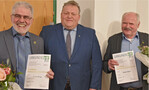 Stefan Käppeler, (Bingen/Kreis Sigmaringen), Vorsitzender vom VLF-Bezirks- und Landesverband (Mitte), ehrte die beiden langjährigen VLF-Vorsitzenden, Franz Krug, Leutkirch (l.) und Walter Mohr, Wangen-Leupolz (r.), mit dem Goldenen Verbandsabzeichen am Band.