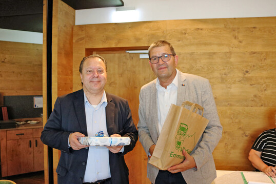 Ein Dankeschn fr Gastredner Sascha Siegel (links), EEX, berreichte Clemens Rck, Geschftsfhrer der Kemptener Brse.