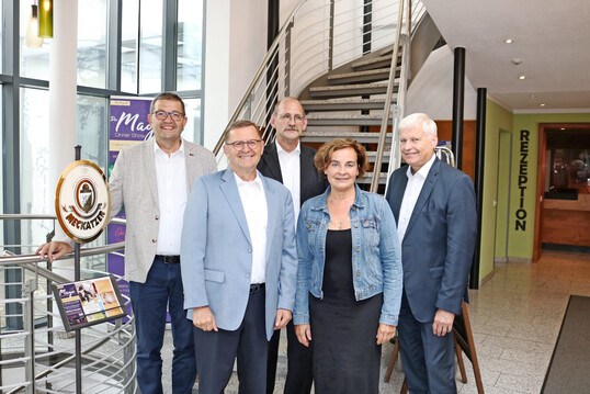 Neuer Vorstand: Ulrich Kraut (2. v. l.) wurde als neuer Vorsitzender der Sddeutschen Butter- und Kse-Brse e. V. in Kempten gewhlt. Er folgt im Amt Dr. Markus Albrecht (Mitte), der zusammen mit Ludwig Huber (r.) vom Genossenschaftsverband Bayern und Susanne Glasmann, Milch.Bayern e. V., den Vorstand zuletzt gefhrt hatte. Nicht auf dem Bild ist Dr. Karl Kunz, der neue stellvertretende Vorsitzende. 