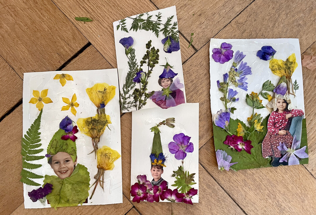 Aus Fotos und getrockneten Blüten und Blättern entstehen neue Kunstwerke.