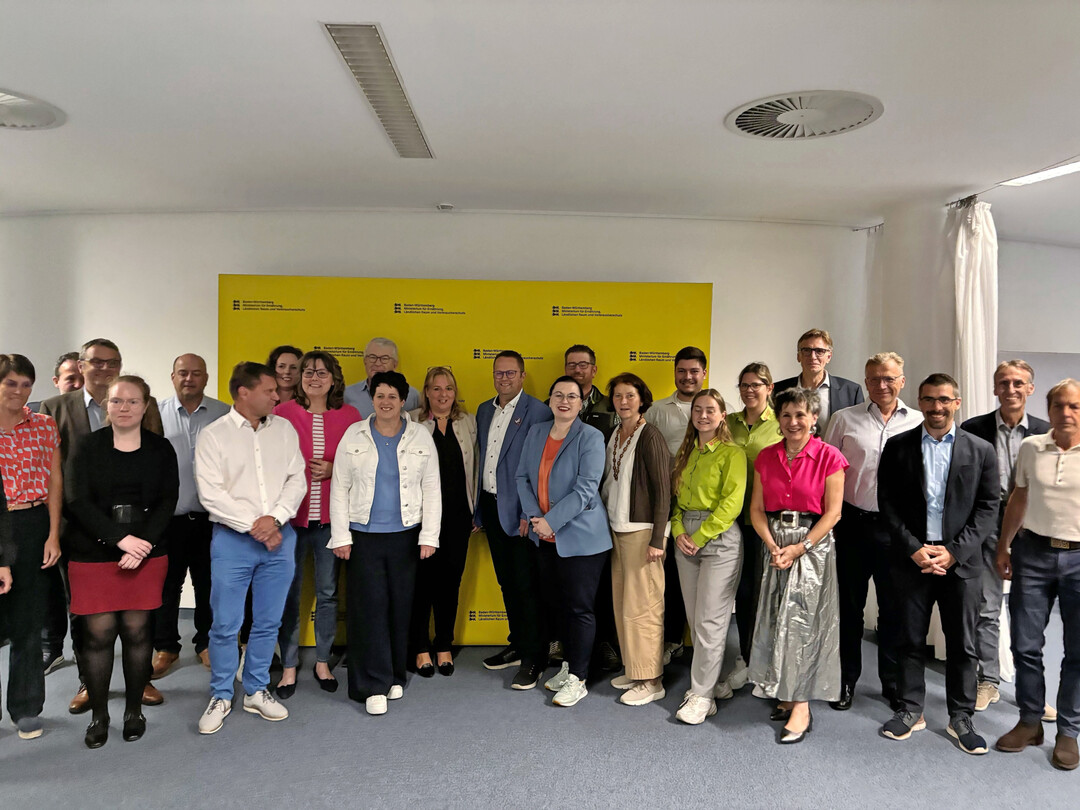 Die Teilnehmenden des Runden Tisches Gemeinsam Verantwortung bernehmen im Landwirtschaftsministerium in Stuttgart. Der Landesbauernverband war vertreten durch LBV-Vizeprsident Jrgen Maurer sowie die Vorstandsmitglieder Juliane Vees, Christa Fuchs und Bauernschulleiterin Ivanka Seitz. 