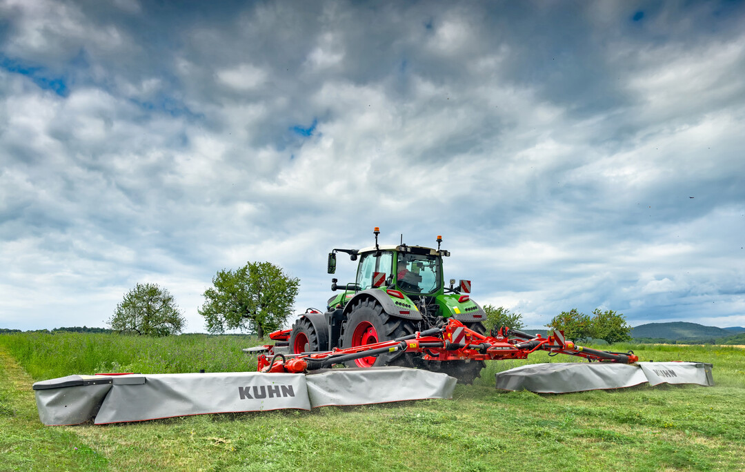 Das neue Scheibenmhwerk von Kuhn kommt auf 14,5 Meter Arbeitsbreite.