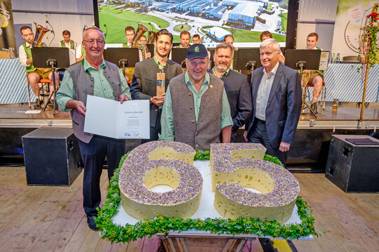 Großes Fest in Kimratshofen (v.l.n.r.): Vorstandsvorsitzender Andreas Steidele, Geschäftsführer Michael Fischer, Altgeschäftsführer Hubert Dennenmoser, Aufsichtsratsvorsitzender Arthur Kolb, Ludwig Huber (Genossenschaftsverband Bayern), Musik im Hintergrund: 50 Meter Blech