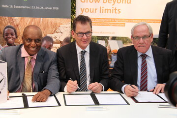 Vertragsunterzeichnung mit (v. l.) dem Prsidenten des kenianischen Bauernverbandes, Leonardo Kariuki, Entwicklungsminister Dr. Gerd Mller und DBV-Vizeprsident Werner Hilse.