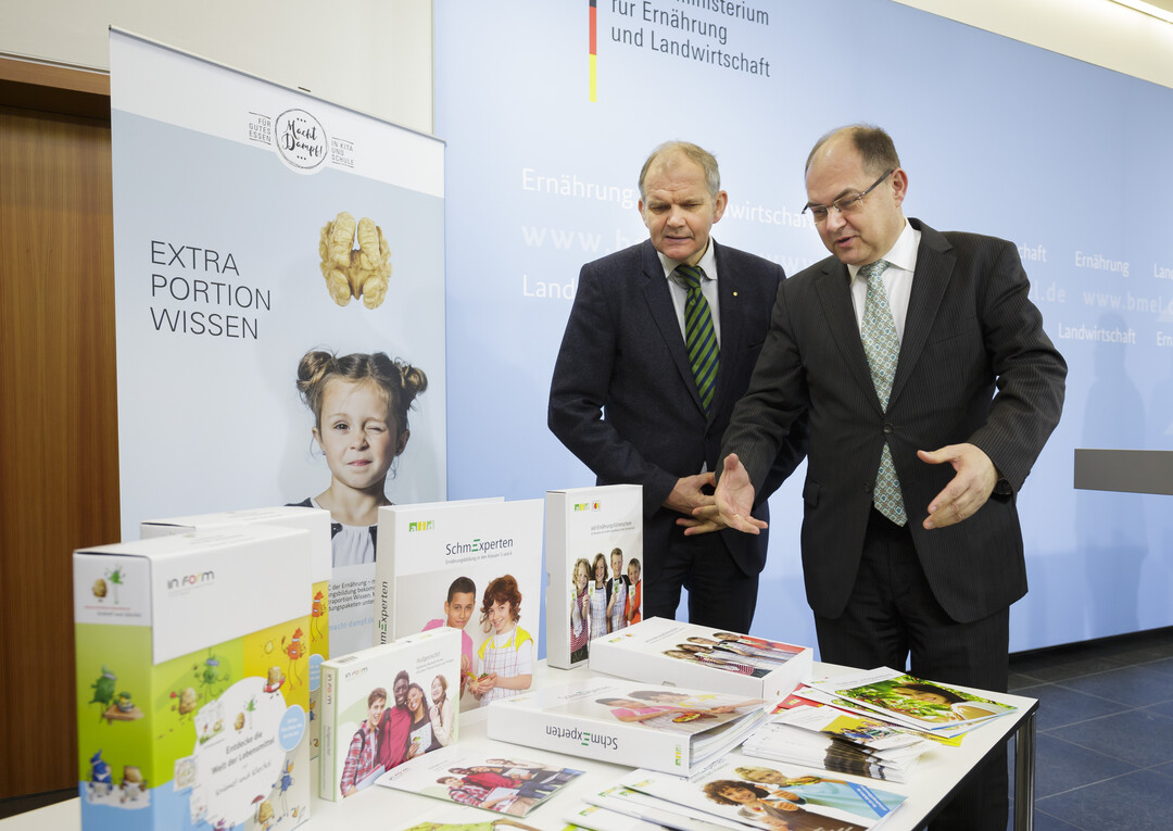 Bundesernhrungsminister Christian Schmidt  mit Prof. Helmut Heseker, Institut fr Ernhrung, Konsum und Gesundheit der Universitt Paderborn und Prsident der Deutschen Gesellschaft fr Ernhrung 