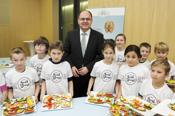  Bundesernhrungsminister Christian Schmidt mit Schlern der Grundschule am Weinberg, Woltersdorf