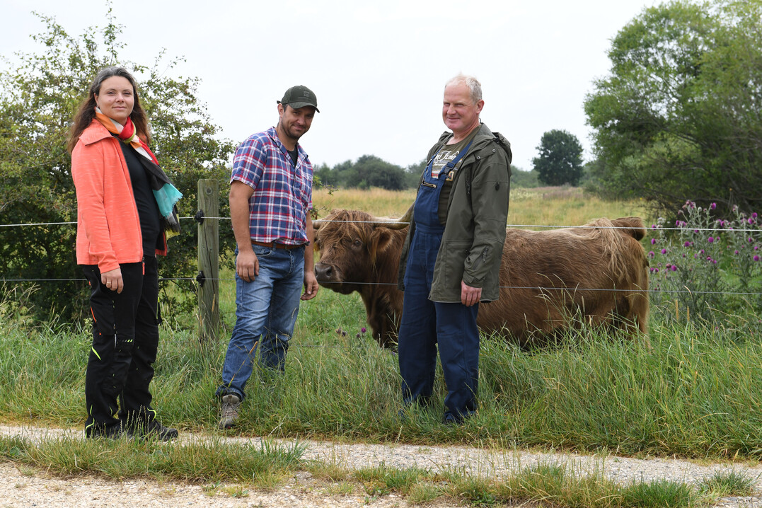 Georg Wiedenmann, Tina Niess und Winfried Bayer haben ihre Flächen zusammengelegt und die Biomoos GbR gegründet. Gemeinsam betreiben sie Mutterkuhhaltung im Gundelfinger Moos.
