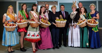 Zu Besuch im Bundeskanzleramt (v. l.): Sabrina Heiß (Apfelkönigin Baden-Württemberg), Laura Kirschner (Blütenprinzessin Sachsen & Sachsen-Anhalt), Lisa Grodek (Apfelkönigin Brandenburg), Sarah Wiegershaus (Meckenheimer Blütenkönigin), Christian Schmidt (Bundesminister für Ernährung und Landwirtschaft), Dr. Angela Merkel (Bundeskanzlerin), Sigmar Gabriel (Bundesminister für Wirtschaft und Energie), Hilke Lösing (Altländer Blütenkönigin), Manfred Nüssel (DRV-Präsident), Luisa Heinrich (Apfelblütenkönigin Mecklenburg-Vorpommern), Janett Schnabel (Apfelkönigin Sachsen).
