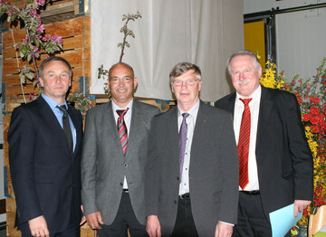 Lassen den geschtzten Wissenschaftler und beliebten Mitarbeiter Dr. Josef Streif (2. v. r.) nur ungern gehen: KOB-Geschftsfhrer Dr. Manfred Bchele, LVEO-Prsident Franz Josef Mller und KOB-Stiftungsvorstand Joachim Hauck vom MLR in Stuttgart. 