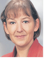 , Beraterin bei der Unabhängigen Erzeugergemeinschaft Hohenlohe (UEG), hat sich seit vier Jahren auf Verhaltensstörungen und Beschäftigungsmateriallösungen für Schweine spezialisiert und berät seither bundesweit Betriebe, die kupierte und unkupierte Tiere halten.