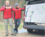 Martin Strein (l.) von der FVA erläutert vor Ort den Generalwildwegeplan.