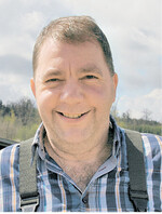 Ulrich Hauser, Wolfenhausen, achtet auf termingerechte Bodenbearbeitung.