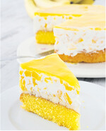 Exotische Bananentorte mit Pfirsich-Sahne-Haube und Maracuja-Spiegel.