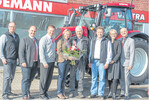 Strahlende Gesichter bei der Schlepper-Übergabe (v. l.): Dirk Stegemann vom Landtechnik-Betrieb Stegemann, Wochenblatt-Objektleiter Wolfgang Gamigliano, Lothar Englisch von Valtra-Gebietsleiter, die Gewinner Anita und Hans Wolfering, Ludger Trahe von Stegemann-Landtechnik, die Glücksfee Greta Bayer-Eynck und Wochenblatt-Chefredakteur Anselm Richard.