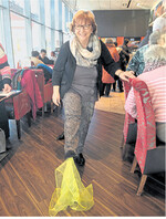 Greifübungen mit den Zehen.