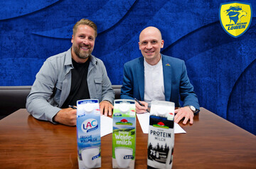 Freuen sich auf die Zusammenarbeit: Oliver Roggisch (l.), Sales-Verantwortlicher Rhein-Neckar Lwen und Moritz Collmar, Abteilungsleiter Marketing & Business Development Schwarzwaldmilch. 