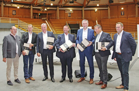 Entspannte Stimmung nach einem engagierten Meinungsaustausch in der Arena Hohenlohe, v. r.: Jrgen Maurer, Peter Hauk, Gnther Felner, Dr. Wilhelm Uffelmann, Clemens Tnnies, Thomas Wieser und Helmut Bleher. 