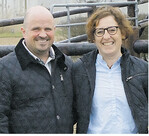 Michael Reber und seine Frau Manuela Schumacher-Reber vor dem Pferdestall.