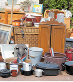 Auf dem Flohmarkt kann man fast alles erstehen oder selbst verscherbeln: Omas Hausrat,