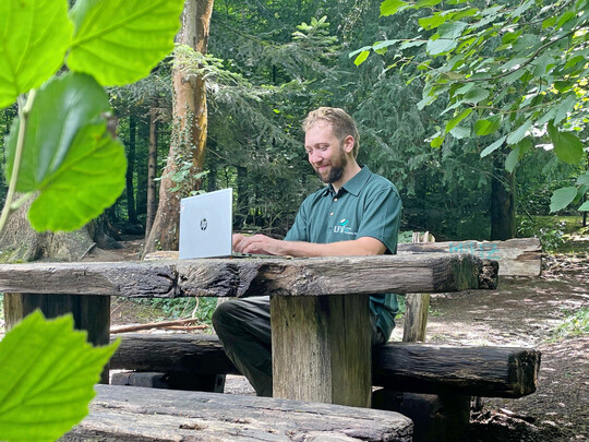 Die Frster sind im Wald zunehmend digital unterwegs. Gut, wenn es einen Netzempfang gibt. So lassen sich die Daten vor Ort direkt einstellen und nachschauen. 