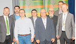 Der Geschäftsführende Vorstand des neuen Bauernverbandes: Vorsitzender Hubert Kucher (r.), erster Stellvertreter Anton Schneider (4. v. r.), Markus Bayer (2. v. l.), Jochen Barth (3. v. l.), Wolfgang Fuchs (4. v. l.) und Harald Rabausch (2. v. r.). Außerdem auf dem Foto Ehrenvorsitzender Christian Ziegler (3. v. r.) und Geschäftsführer Johannes Strauß (l.).