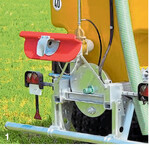 Nach unten abstrahlende Vertikalverteiler (1) und Schwenk-/Pendelverteilern (2) sind auf bewachsenem Ackerland nur noch bis 2020 und auf Grünland bis 2025 erlaubt.