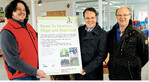 Das Schild, das die Umsetzung der durch den NABU vorgeschlagenen Maßnahmen zeigt, übergibt Simon Schumacher an Joachim Arnegger (l.). Willi Mayer (r.), NABU-Ortsgruppe Ravensburg, hat den Landwirt beraten.