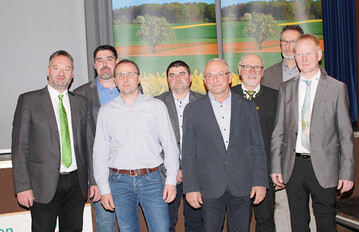 Der Geschftsfhrende Vorstand des Bauernverbandes Ostalb-Heidenheim: Vorsitzender Hubert Kucher (r.), erster Stellvertreter Anton Schneider (4. v. r.) sowie Markus Bayer (2. v. l.), Jochen Barth (3. v. l.), Wolfgang Fuchs (4. v. l.) und Harald Rabausch (2. v. r.). Auerdem auf dem Foto Ehrenvorsitzender Christian Ziegler (3. v. r.) und Geschftsfhrer Johannes Strau (l.).