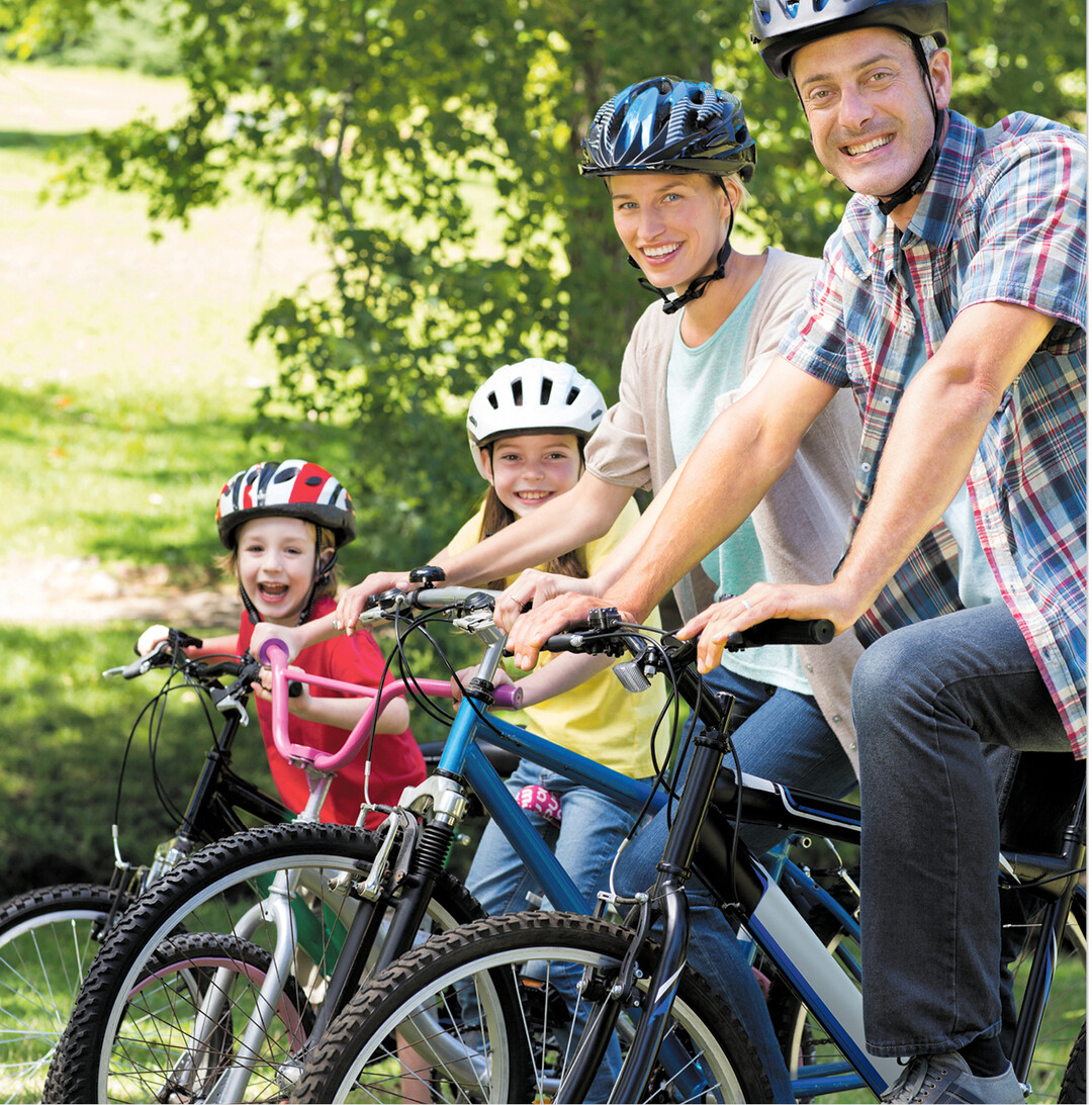 Rad fahren mit der Familie ist jetzt angesagt. Die Sonnenstrahlung ist bereits intensiv. Deshalb beim Arbeiten draußen und in der Freizeit immer gut mit Sonnenschutz eincremen.