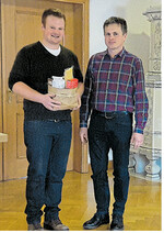 Der Vorsitzende Alois Müller (r.) dankt Zuchtleiterassistent Gerald Autenrieth (l.) für seinen Vortrag.