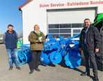 Gewinnerin Ute Hansen freut sich mit Malte Petersen (l.), zuständiger Gebietsverkaufsleiter der Firma Lemken, und SRB-Geschäftsführer Kai Christiansen.