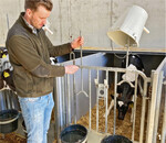 Lukas Bremer und sein Vater Enno Bremer legen auf ihrem Betrieb Wert darauf, die Kälber nicht nur mit genügend Vollmilch oder Milchaustauscher zu versorgen, sondern ihnen von Beginn an auch ausreichend Wasser und Raufutter anzubieten.