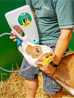 In den Kälber-Drencher passen bis zu vier Liter Flüssigkeit.