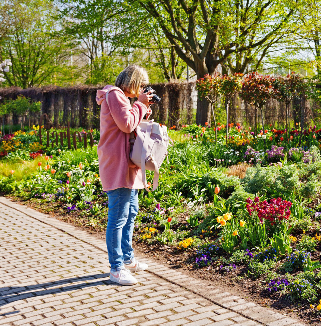 Bundesgartenschau in Mannheim startet Am 14. April 2023 hat die Bundesgartenschau in Mannheim ihre Tore aufgemacht. Bis zum 8. Oktober können die Besucherinnen und Besucher die insgesamt 104 Hektar große Fläche erkunden. Der größte Flächenteil ist das Spinelligelände, auf dem bis 2012 das US-amerikanische Militär Fahrzeuge und Kampfausrüstungen lagerte. Das Gelände ist über eine zwei Kilometer lange Seilbahn mit dem Luisenpark verbunden und bildet so eine neu geschaffene Grünzone und einen Frischluftkorridor im nordöstlichen Teil Mannheims. Die Gartenschau steht unter den vier Leitthemen Klima, Umwelt, Energie und Nahrungssicherung. Es wurden unter anderem über eine Million Blumenzwiebeln gepflanzt, 3,3 Kilometer des Neckars renaturiert und 17 Zukunftsgärten angelegt. Mehr als 5000 Veranstaltungen sind geplant und rund zwei Millionen Besucher erwartet. In unserer BWagrar-Ausgabe 20 werden wir ausführlicher über die Gartenschau berichten. Wer die Gartenschau besuchen möchte, kann das täglich von 9 bis 19 Uhr machen. Eine Tageskarte für Erwachsene (ab 25 Jahren) kostet 28 Euro, junge Erwachsene von 15 bis 24 Jahren zahlen 11 Euro. Für Kinder bis einschließlich 14 Jahren ist der Eintritt frei. Für die Anreise mit der Bahn gibt es das Kombiticket Buga 23 für 40 Euro, das Ticket für den ÖPNV ist für Tages-/Zweitageskartenbesitzer inkludiert. Parkplätze stehen am Maimarktgelände zur Verfügung, es verkehrt ein Shuttle zum Buga-Gelände. Das Parken kostet 9,50 Euro pro Tag. mi