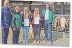 Bei der Urkundenübergabe (v. l.): Dr. Hans Ableiter (MLR), Annette Jilg (Preisrichterin, LAZBW), Vanessa Sauter (1. Platz), Pia Schoch (2. Platz), Michael Asse (Direktor LAZBW).
