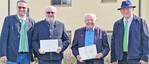 Vorsitzender Bernhard Hirt (r.) und Geschäftsführer Rüdiger Volk (l.) ernannten Stefan Blassauer (2. v. l) und Karl Schneider zu Ehrenmitgliedern des Maschinenrings Taubertal.