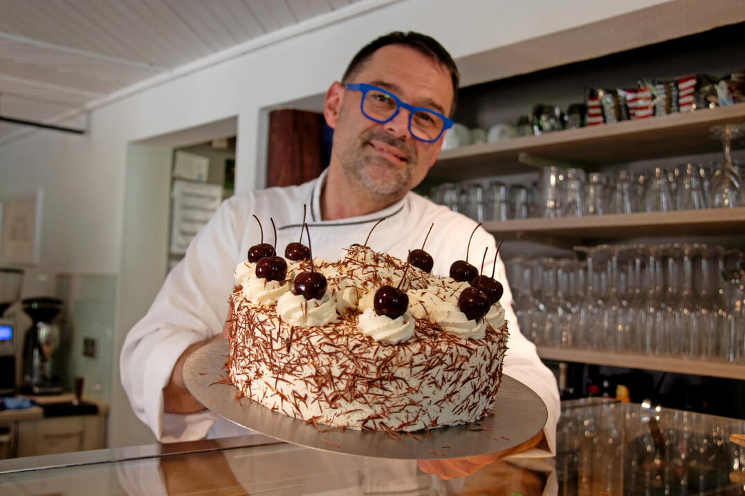 Konditor Egbert Laifer vom Caf s" Blaue Hus in Nordrach prsentiert seine Schwarzwlder Kirschtorte.