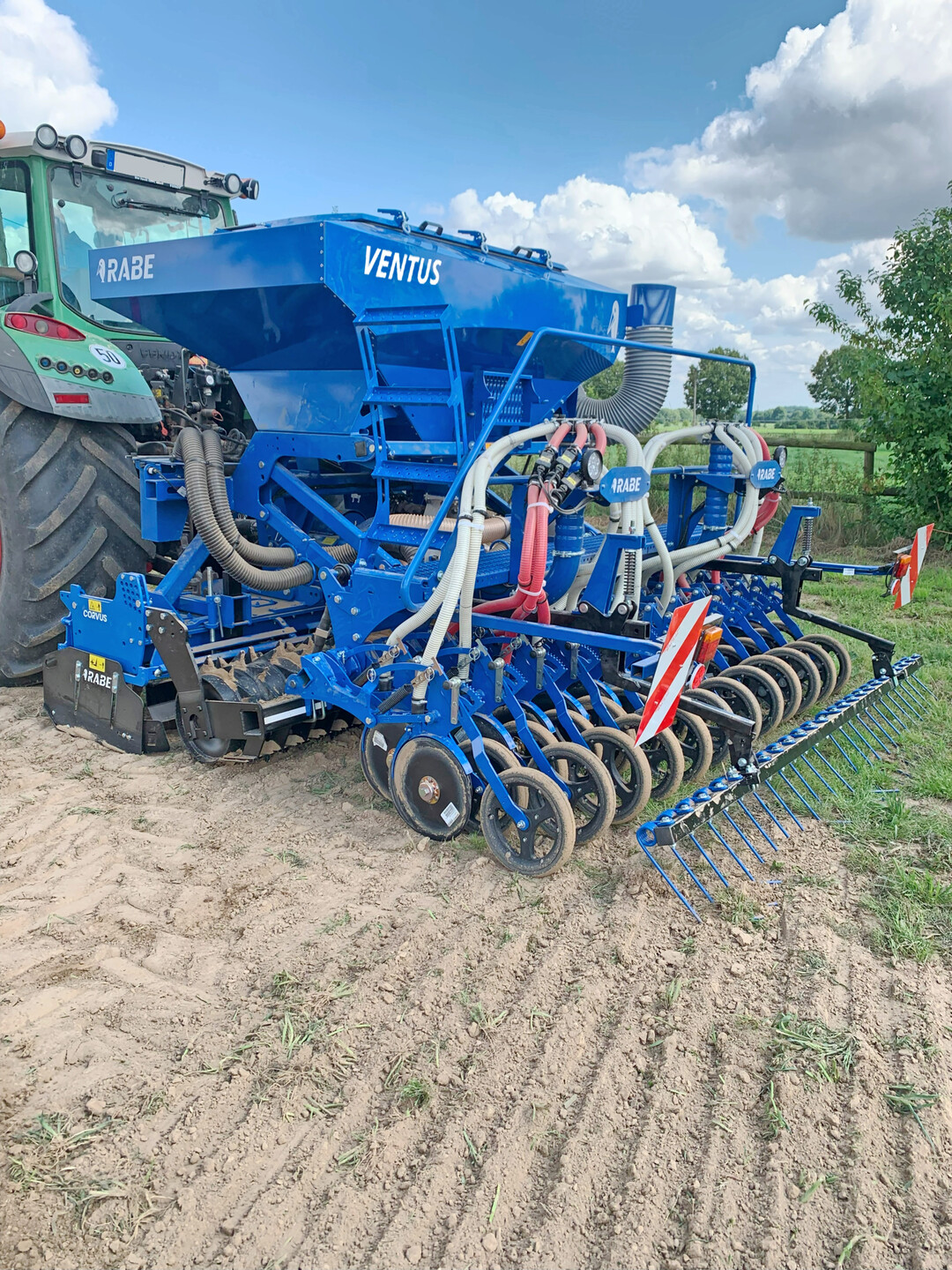 Rabe stellt eine pneumatische Smaschine vor.