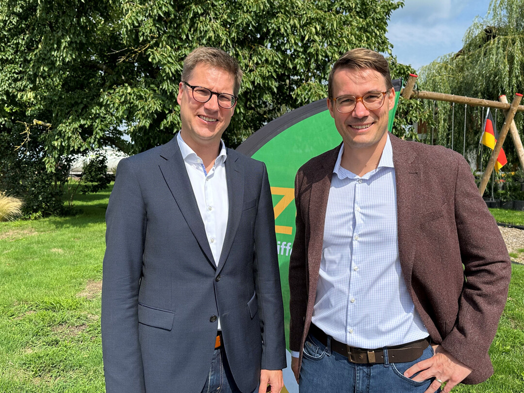 Hoffen auf eine gute Rest-Ernte in 2025: (v. l.) Vorstand Holger Lbbert und Agrar-Geschftsbereichsleiter Dr. Richard Volz von der ZG Raiffeisen.