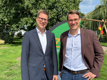Hoffen auf eine gute Rest-Ernte in 2025: (v. l.) Vorstand Holger Lbbert und Agrar-Geschftsbereichsleiter Dr. Richard Volz von der ZG Raiffeisen.