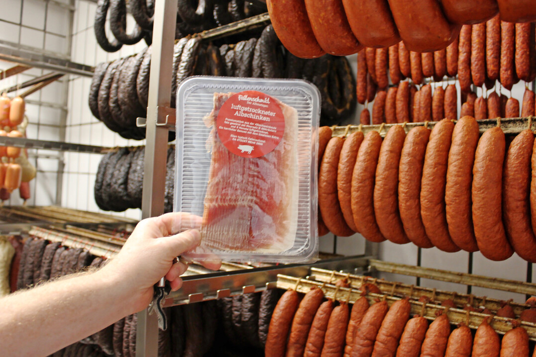 Fleisch- und Wurst: Mit 21,2 Millionen Tonnen entfllt fast die Hlfte der in der EU erzeugten Menge auf Schweinefleisch. In der zweiten Jahreshlfte 2025 wird wegen der verringerten Sauenbestnde mit einer rcklufigen Erzeugung gerechnet, vermutlich 0,4 Prozent weniger gegenber dem Vorjahr. Bei Rind- und Schaffleisch drfte die Produktion etwas deutlicher zurckgehen. Eine Steigerung der Fleischherstellung wird nur im Bereich Geflgel prognostiziert. 