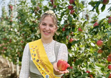 Die Apfelernte am Bodensee fllt in diesem Jahr Schtzungen zufolge um rund zehn Prozent geringer aus als im Vorjahr. Apfelknigin Emelie Witzigmann prsentiert einen Apfel aus der neuen Ernte.