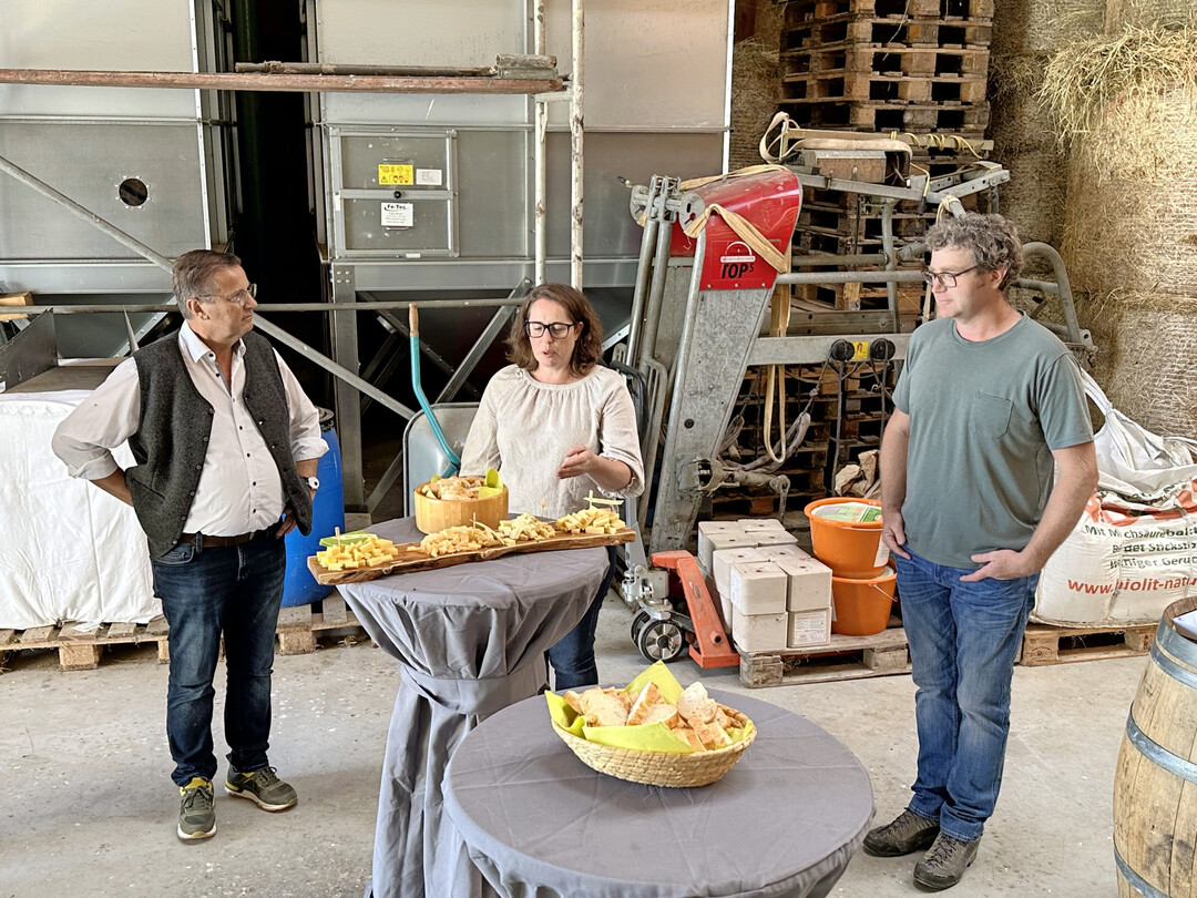 Der baden-wrttembergische Agrarminister Peter Hauk (l.) ist zu Besuch bei Nadine und Carsten Gz auf dem Leimenckerhof im Landkreis Calw. 